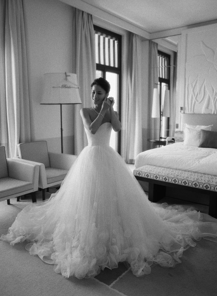 Classic Style Ivory Tulle Handmade Flower Applique Strapless Wedding D – AlineBridal Classic Style Ivory Tulle Handmade Flower Applique Strapless Wedding D – AlineBridal